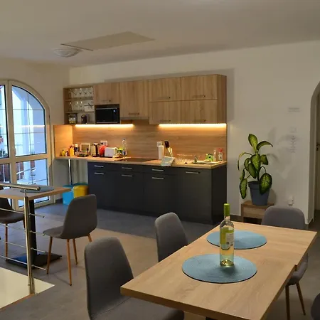 לינה וארוחת בוקר Fonix Design דברצן